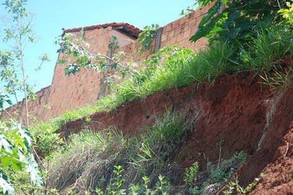 Com medo de desabamento, moradores do Jardim Esperança pedem ajuda