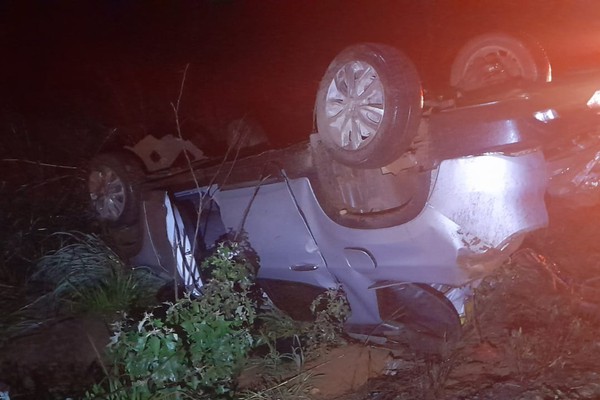 Caminhonete aquaplana na BR146 em Patos de Minas, capota várias vezes e dois ficam feridos