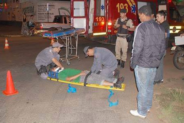 Ciclista se distrai em semáforo e acaba provocando acidente com motocicleta