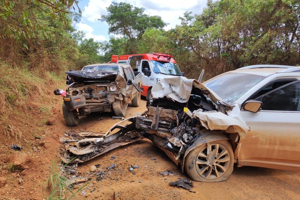 Batida frontal entre duas caminhonetes deixa feridos na BR 352, no distrito de Alagoas