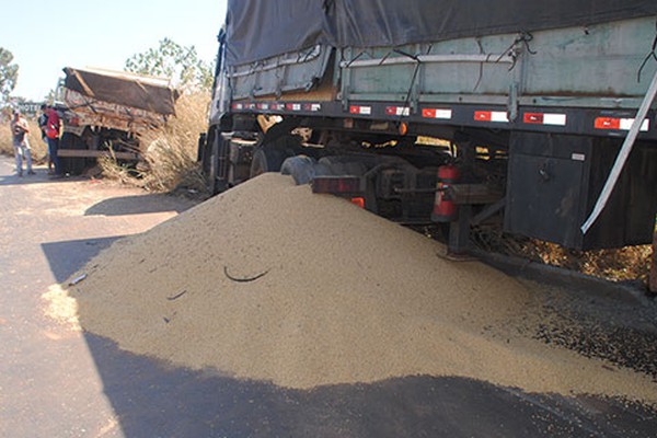 Rodotrem bate na traseira de caçamba que atinge carreta em acidente na BR365