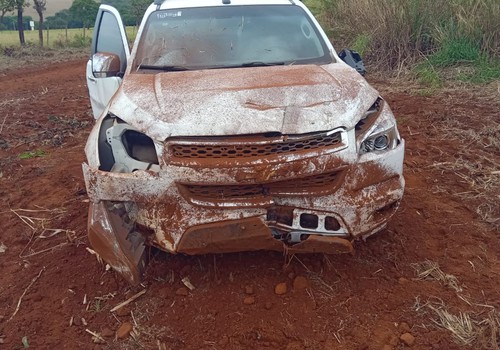Caminhonete vai parar fora da pista ao tentar ultrapassagem e bater em carreta na BR 352