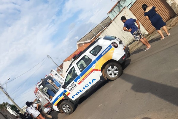 Homem é socorrido pelo SAMU após ser vítima de golpes de faca em Patos de Minas