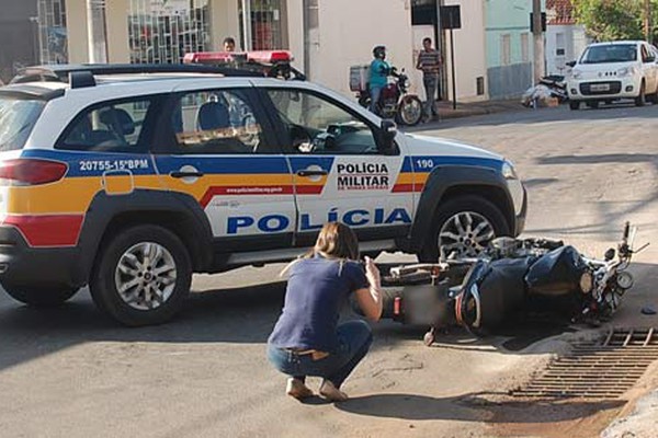 Motociclista sem habilitação tenta evadir da PM e acaba ferido ao bater em viatura