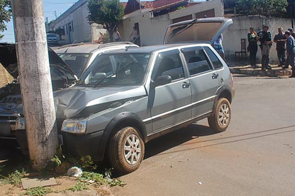 Motorista avança parada e carro vai parar em poste após ser atingido por outro veículo 