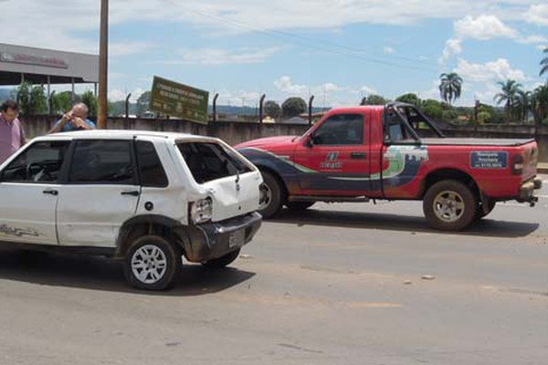 Motorista erra o caminho, faz conversão proibida e provoca acidente na avenida J.K