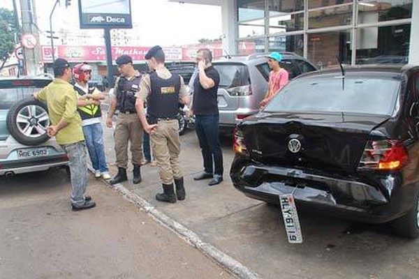 Acidente envolvendo três veículos congestiona trânsito na Rua Tiradentes