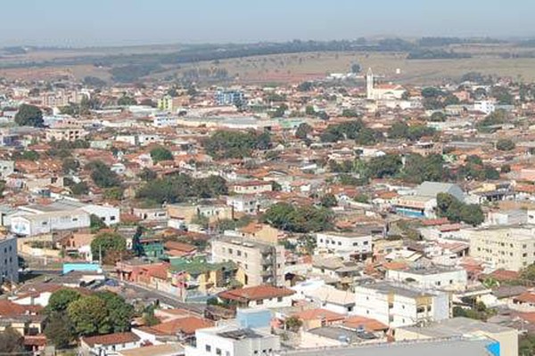 Mau cheiro de fezes e urina volta a incomodar moradores em Patos de Minas