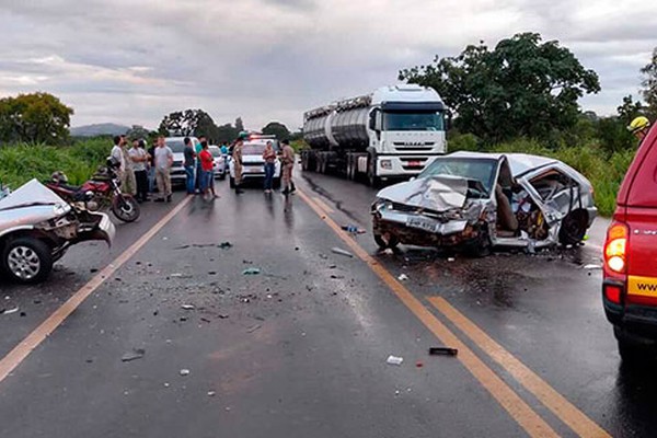 Batida frontal entre dois carros perto de radar na BR365 deixa 9 pessoas feridas