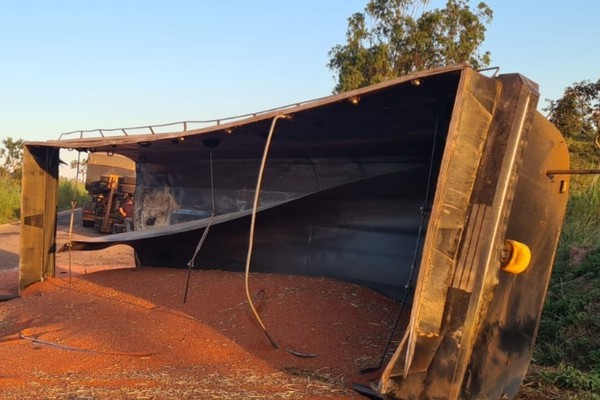 Semi-reboque que transportava sorgo tomba na MG 188 e dificulta o trânsito por mais de 5 horas