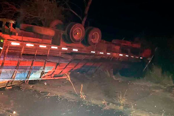 Motorista perde o controle da direção e capota caminhão na BR 365 em Patos de Minas