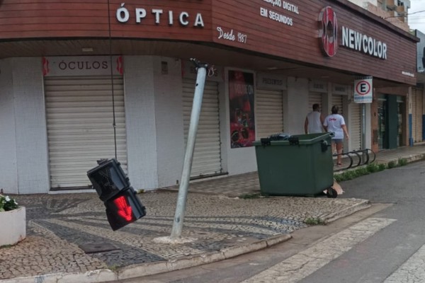 Polícia identifica Jeep Renegade que atropelou semáforo de pedestres no centro da cidade