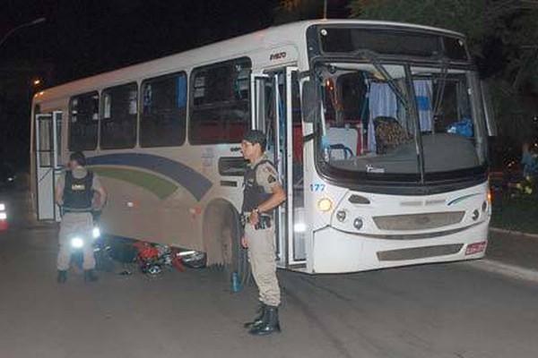 Condutor inabilitado acaba na delegacia após moto parar debaixo de ônibus