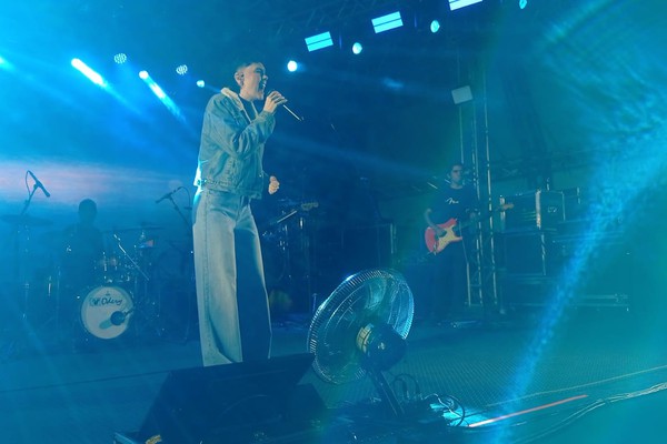 Lizandra interpreta "Coração Partido" na Fenapraça e faz o público cantar; veja ao vivo