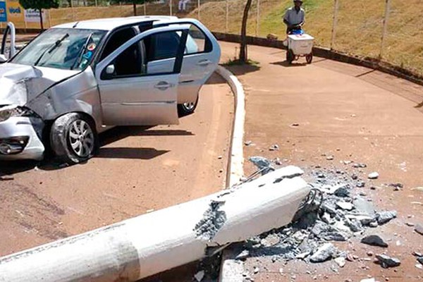 Motorista perde o controle da direção e derruba dois postes em rotatória da avenida Marabá  