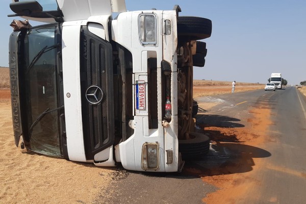 Carreta com 34 toneladas de trigo tomba na MG 410 e interdita parte da pista