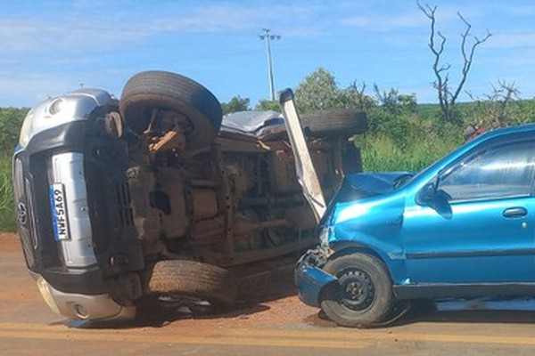 Acidente entre carro e caminhonete deixa três pessoas feridas na BR-354 em Rio Paranaíba