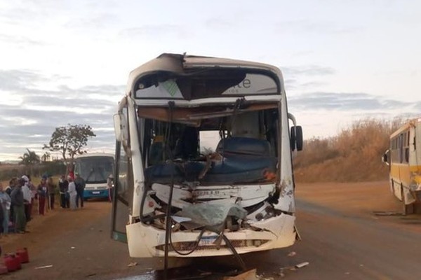 Acidente envolvendo dois ônibus deixa cinco pessoas feridas na BR354, em Rio Paranaíba