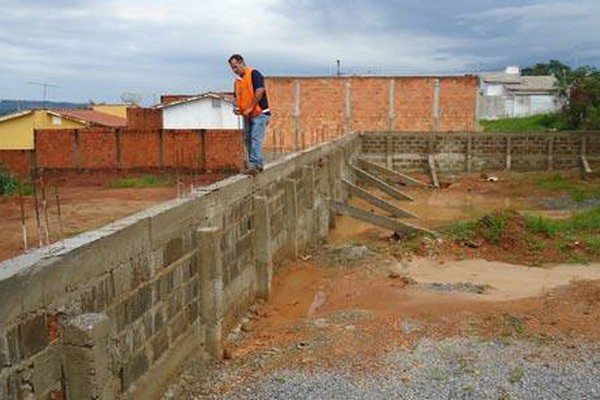 Construção em mina d’água causa transtorno e desaloja família no Cidade Nova