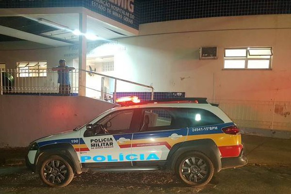 Jovem é atingido por 4 disparos após atirador chamá-lo pelo nome e abrir fogo em frente a bar