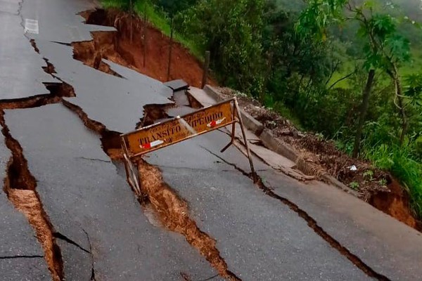 Chuva provoca crateras, desabamento de muro e alagamentos de ruas em Presidente Olegário