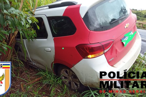 Carro de São Gotardo que levava paciente para Patos de Minas vai parar fora da pista após aquaplanar