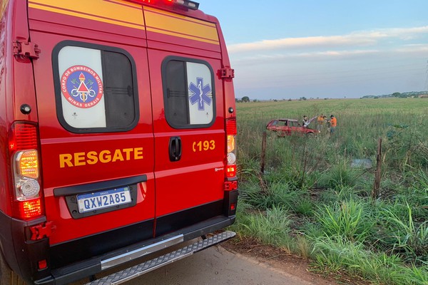 Condutora fica ferida ao perder o controle da direção e capotar veículo na estrada de Alagoas