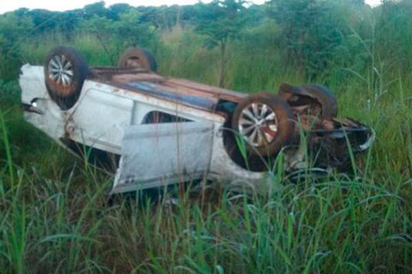 Carro capota na BR354 após motorista cochilar ao volante e 3 pessoas ficam feridas