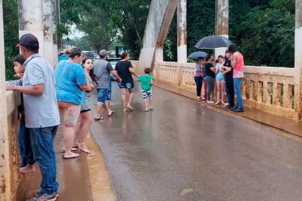 Rio Paranaíba se aproxima dos 9 metros acima do nível normal e vira atração para os patenses