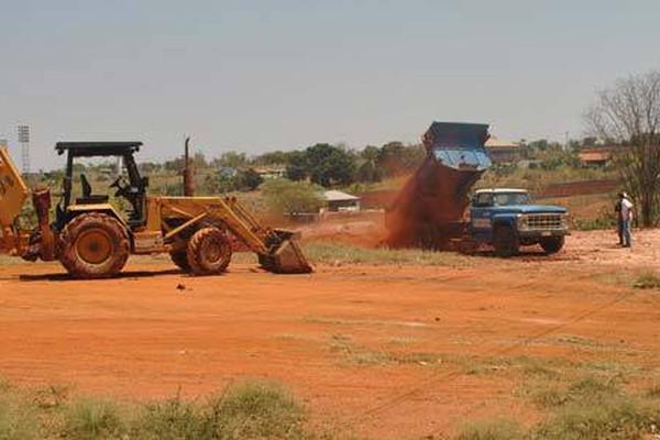 Sem demora, empresa resolve problema de lama mal cheirosa em lote vago