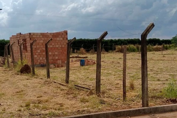 Acusado de ocupar área no Café Patense diz que terreno não tem dono e que vai continuar construção