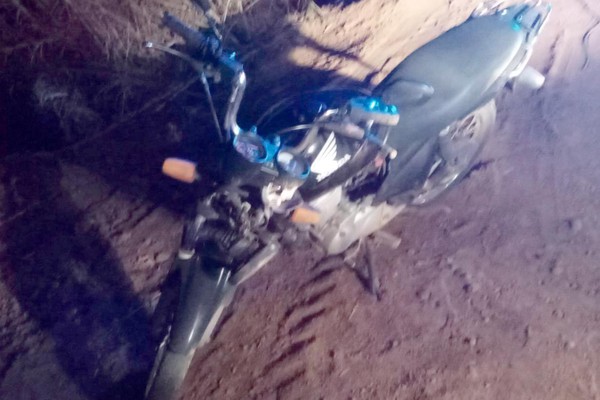 Mulher fica ferida e com confusão mental após cair de motocicleta na MGC354, em Patos de Minas