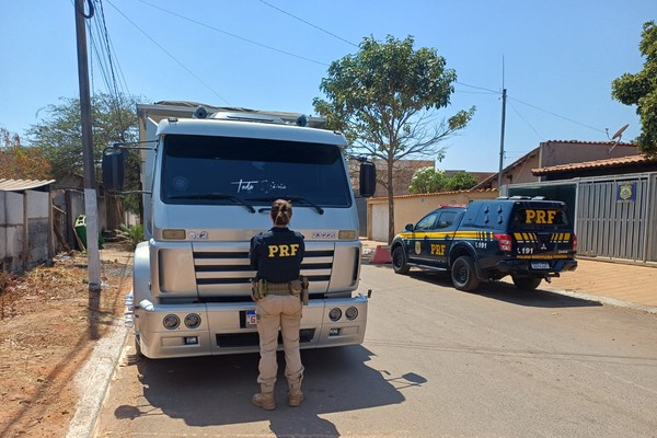 Caminhão furtado em Divinópolis e recuperado pela PRF em João Pinheiro; suspeito correu para o mato