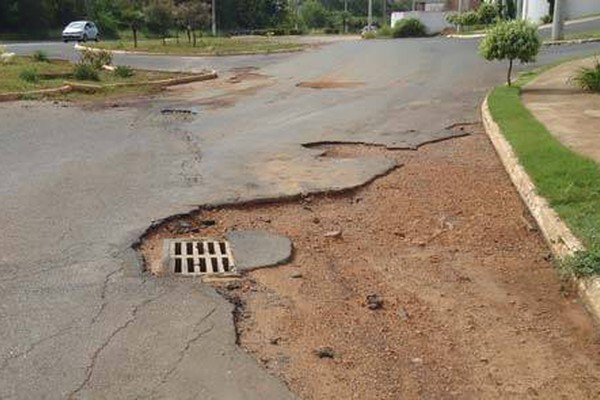 Procura-se o responsável pelo reparo na pavimentação da avenida Padre Almir