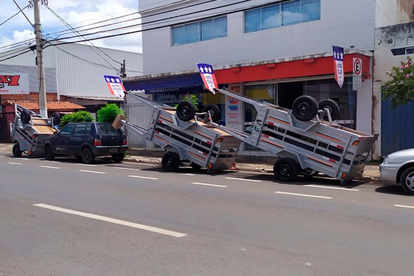 Comerciante utiliza estacionamento público para expor carretinhas a venda e é notificado em Patos de Minas