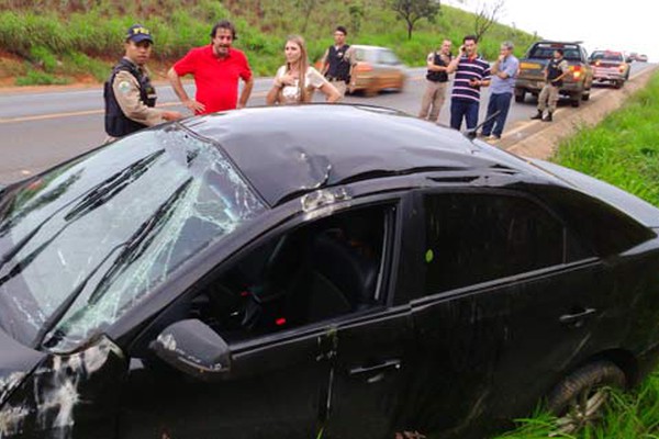 Após cair em desnível, motorista perde controle e capota na BR365 deixando carro destruído