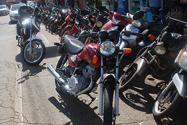 Pedestre tem que ser socorrida após ser atropelada por moto no Centro de Patos de Minas