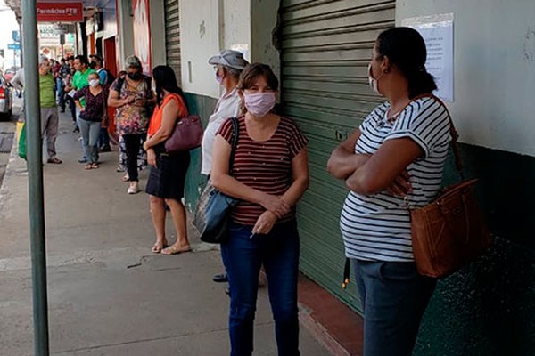 Patenses aderem ao uso de máscaras,  mas uso incorreto e persistência de filas preocupam