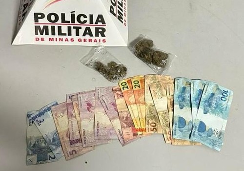 Jovens em moto tentam fugir de abordagem mas acabam presos com dinheiro e drogas em Patos de Minas