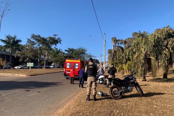 Mulher e jovem precisam ser socorridos após acidente com duas motos em Patos de Minas