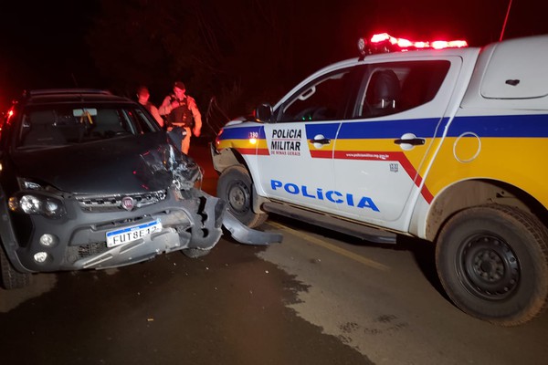 Pick Up bate em viatura da Polícia Militar que fazia abordagem na Estrada da Serrinha; idosa ficou ferida