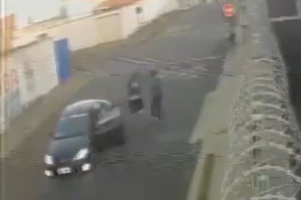 Homem chuta cachorro de criança e depois automóvel e acaba agredido por motorista; veja