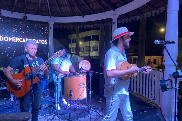 Samba do Mercado atrai um grande público para a Praça do Coreto; veja ao vivo