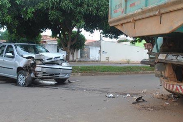 Motorista fica ferido ao bater em caminhão parado no bairro Residencial Gramado