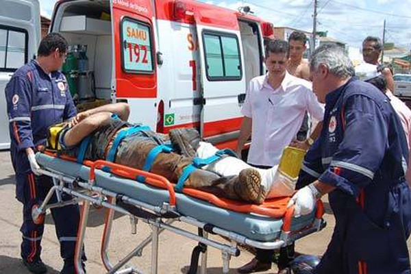 Motociclista fica ferido em acidente após motorista de caminhonete avançar parada