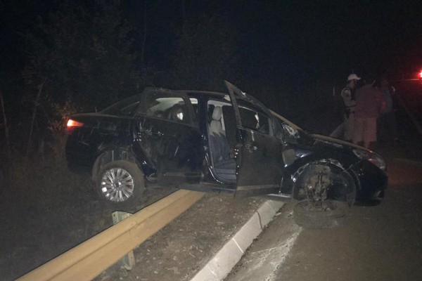 Motorista tenta desviar de pedaços de bambus arremessados por incêndio, capota e passageira fica ferida