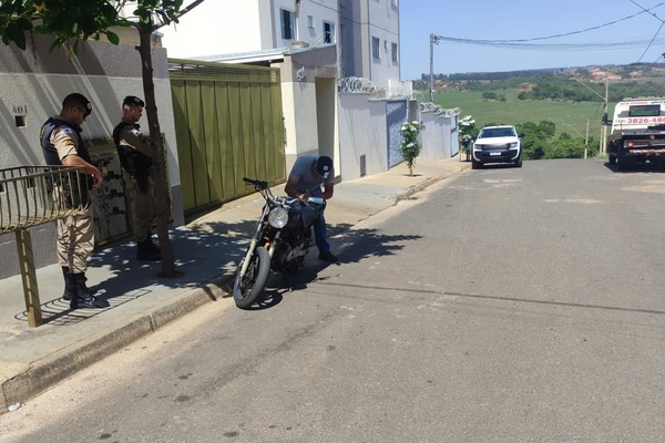 PM apreende moto furtada toda adulterada, mas é o próprio proprietário que acaba preso; entenda