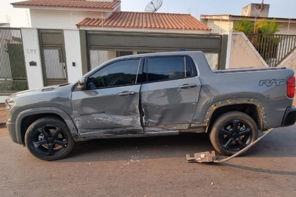 Condutor inabilitado e com sintomas de embriaguez avança parada e causa acidente no bairro Boa Vista