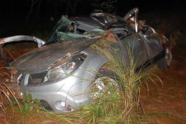 Carro capota ao sair da pista na BR 354 e motorista fica gravemente ferido