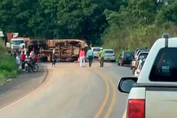 Após horas de interdição por acidente com caminhão, BR 352 tem trânsito totalmente liberado